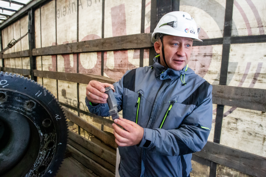 Директор Красноярской ТЭЦ-1 Сергей Бородулин также участвовал в приемке агрегата. Вместе с ротором на станцию вернулись и изношенные лопатки 