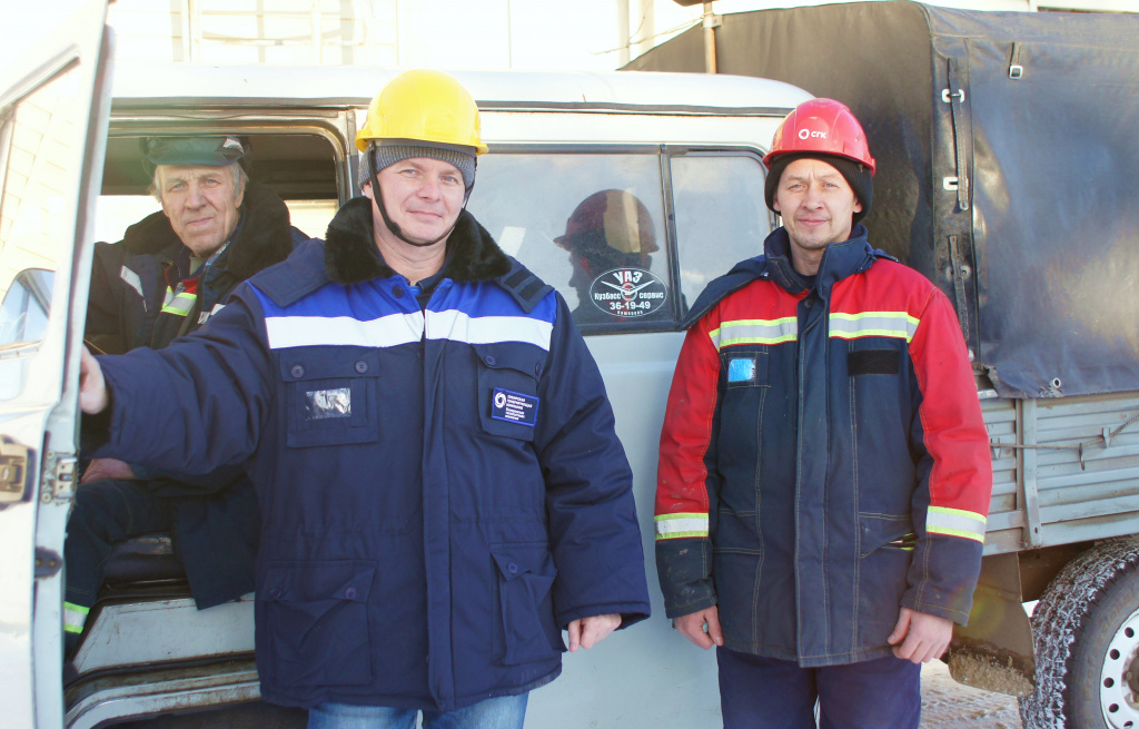 Владислав Кустов с коллегами, аварийно-ремонтной бригадой Кировского теплосетевого района 