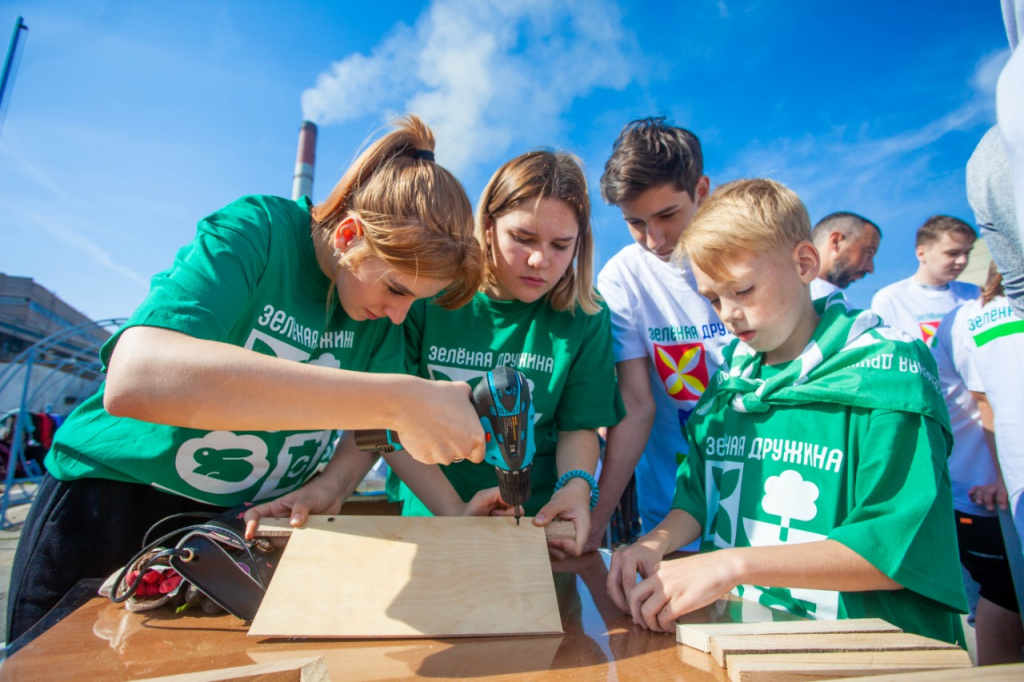 В Лучегорске «Зеленая дружина» СГК преобразила Сквер энергетиков