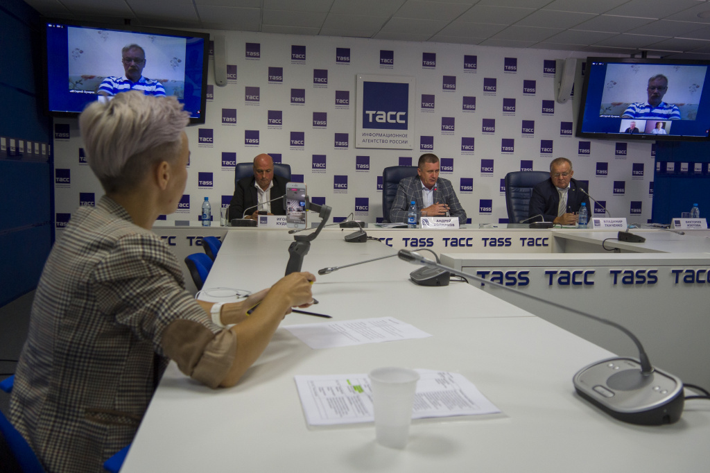 На фото — в президиуме слева направо: Игорь Кудин, Андрей Колмаков и Владимир Ткаченко.
