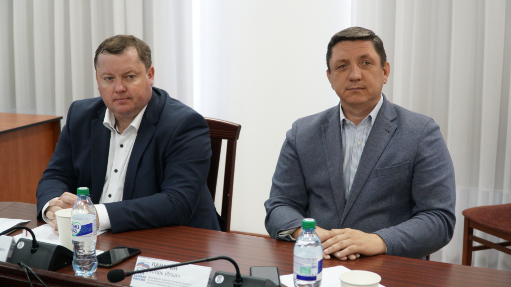 Вячеслав Химочка (слева), министр энергетики и промышленности Алтайского края, стал активным участником дискуссии