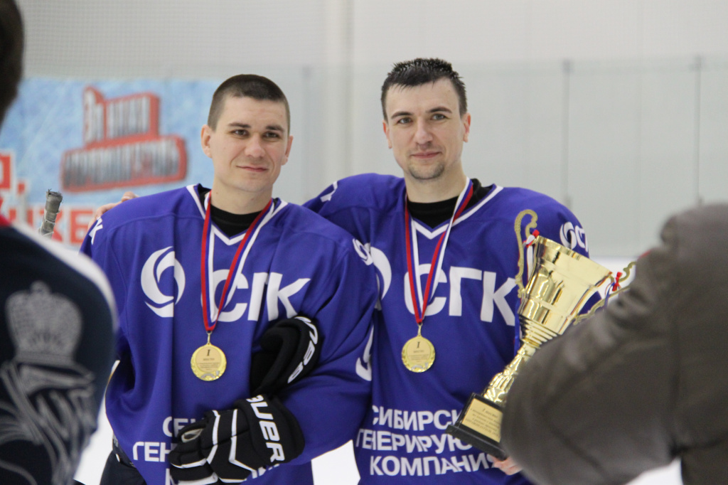 Братья Анатолий и Алексей Баранцевы увлекаются хоккеем. На фото они в форме команды СГК