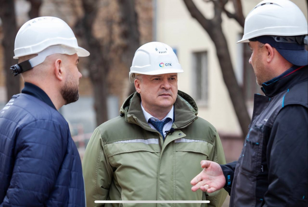 Директор Красноярского филиала СГК Олег Петров контролирует работу подрядчика